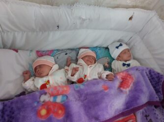 مدیرکل بهزیستی استان البرز از خانواده دارای فرزند سه قلو در فردیس تقدیر کرد