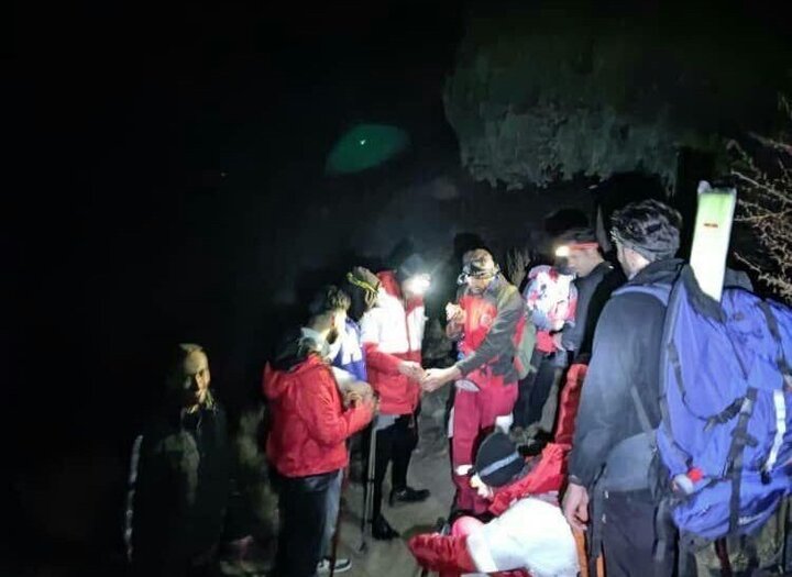 امدادگران البرز در جست‌وجوی ۱۲ نفر گرفتار در کوهستان