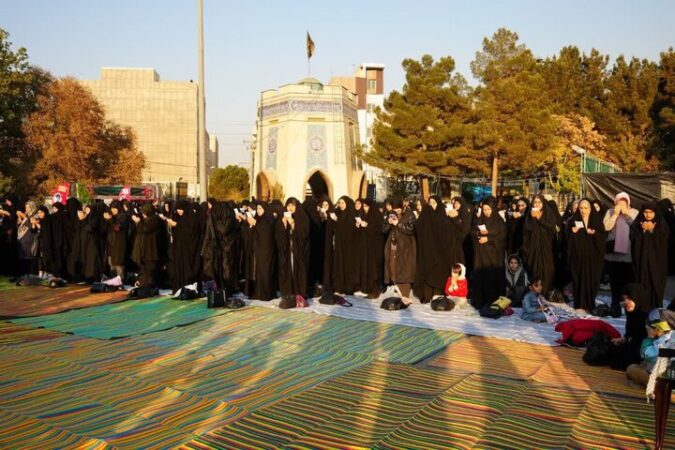 اقامه نماز باران در کنار پیکر شهید گمنام در مشکین‌دشت