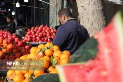 بازار شب یلدا داغ اما بی‌رمق؛فروشندگان از رکود و مردم ازگرانی می‌گویند