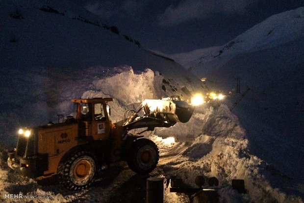 ریزش بهمن در محور روستایی دروان و پاکسازی مسیر توسط راهداران کرج