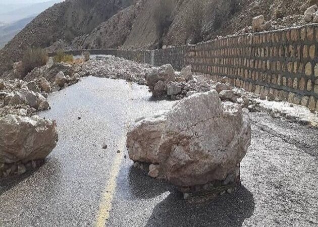 ریزش سنگ در محور کرج–کندوان؛ پاکسازی و بازگشایی مسیر توسط راهداران