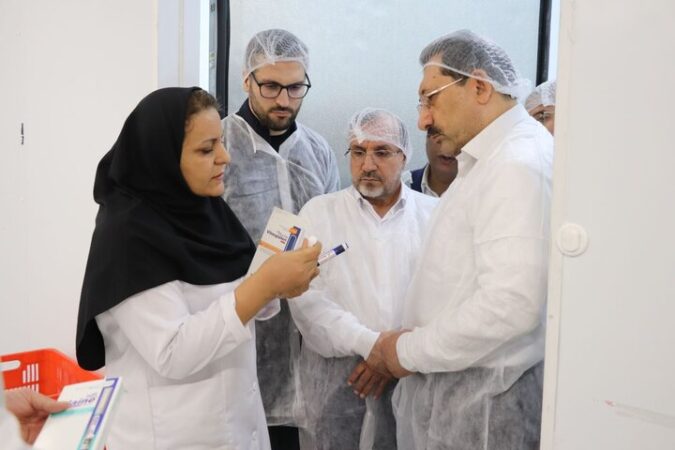 وزیر صمت از یکی از واحدهای دارویی در شهرستان نظرآباد بازدید کرد