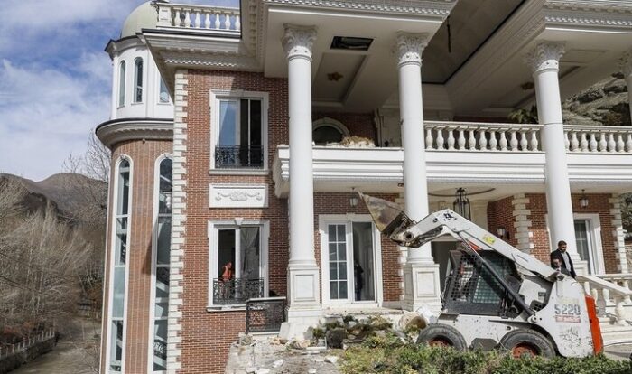 چرا تخریب قسمت غیرمجاز ابر ویلای شخص ذی‌نفوذ زمانبر شد؟!